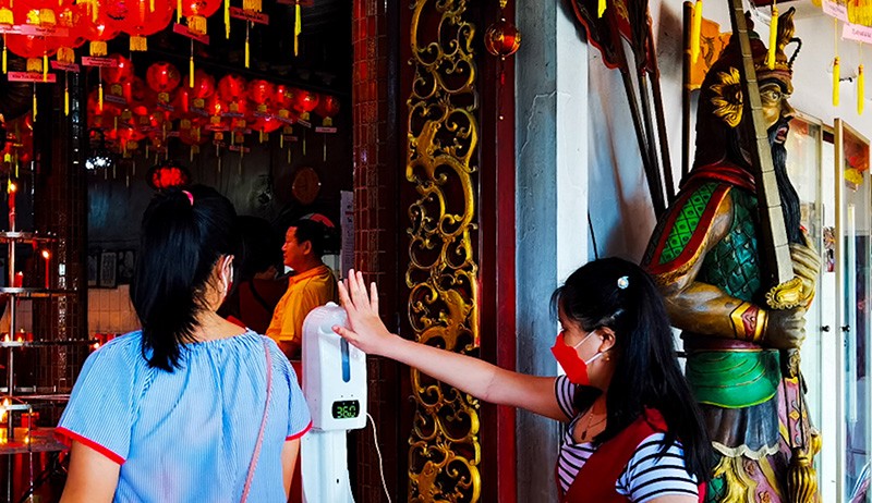 Suasana Sembahyang Tahun Baru Imlek dengan Prokes Ketat - Bagian 3