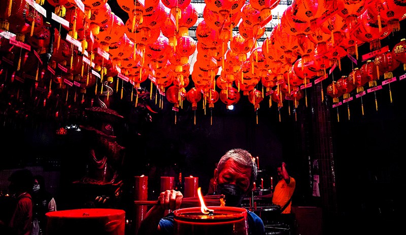 Suasana Sembahyang Tahun Baru Imlek dengan Prokes Ketat - Bagian 1