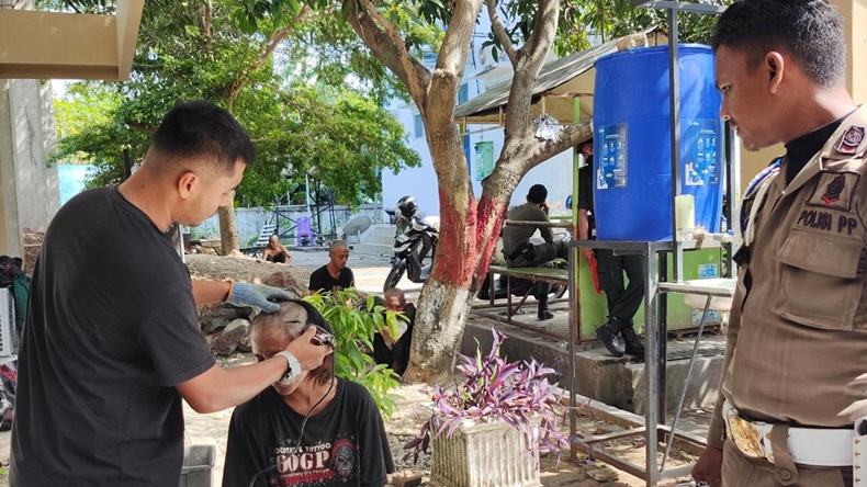 6 Anak Punk di Banda Aceh Ditangkap Satpol PP, Kepalanya Dibotaki
