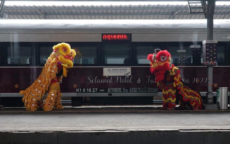 Sambut Imlek, Atraksi Barongsai Hibur Pelanggan KA di Stasiun Semarang Tawang