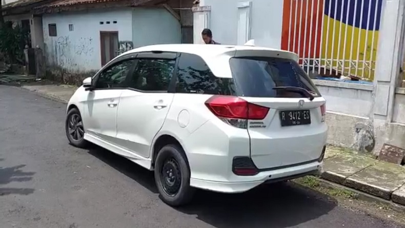 Minibus Tabrak Pengendara Motor di Jalan Ottista Tasikmalaya, Sopir Dihajar Massa