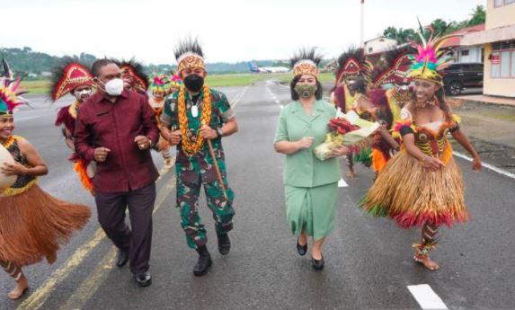 Tiba di Papua Barat, Pangdam Kasuari Mayjen TNI Gabriel Lema Disambut Tarian Adat