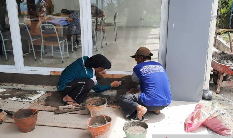 title Kontraktor Mulai Benahi Gedung SMA Tawangmangu usai Dinding Jebol Ditendang Ganjar Kontraktor Mulai Benahi Gedung SMA Tawangmangu usai Dinding Jebol Ditendang Ganjar