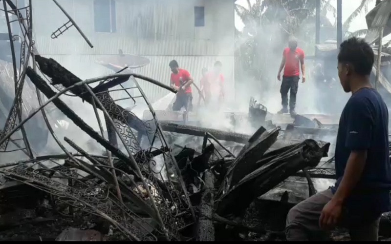 Diduga Korsteling Listrik, Rumah Panggung di Jeneponto Ludes Terbakar Rata dengan Tanah