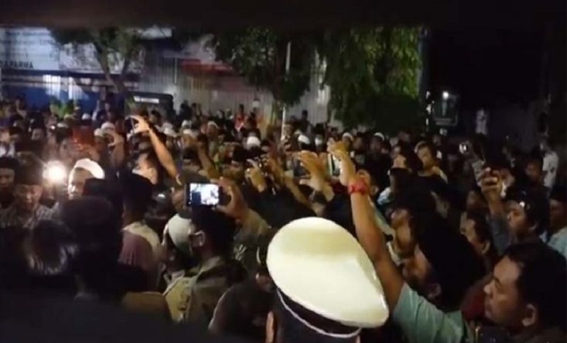 Ratusan Warga Serbu Polres Pamekasan Minta Tokoh Agama Tersangka Pencabulan Dibebaskan 
