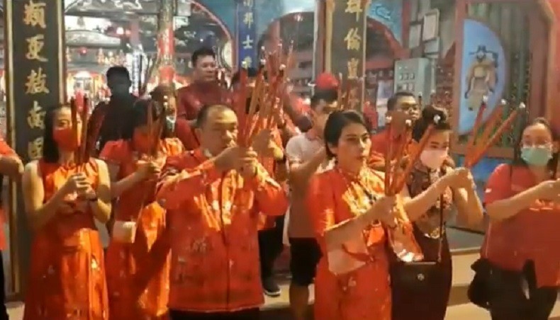 Kenakan Cheongsam, Wali Kota Singkawang Tjhai Chui Mie Ibadah di Vihara Tri Dharma
