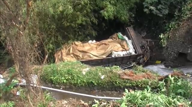 Hindari Tabrakan, Truk Fuso Ini Malah Masuk Jurang 10 Meter di Lumajang 