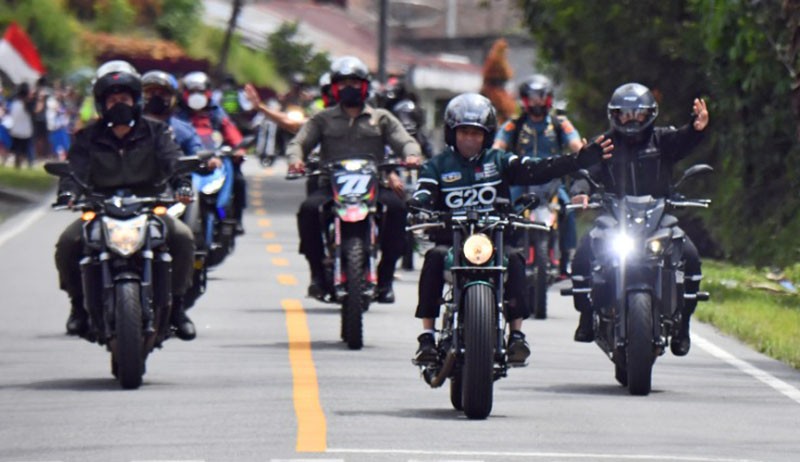 Gaya Jokowi Naik Motor ke Parapat, Disambut Antusias Warga di Pinggir Jalan - Bagian 3