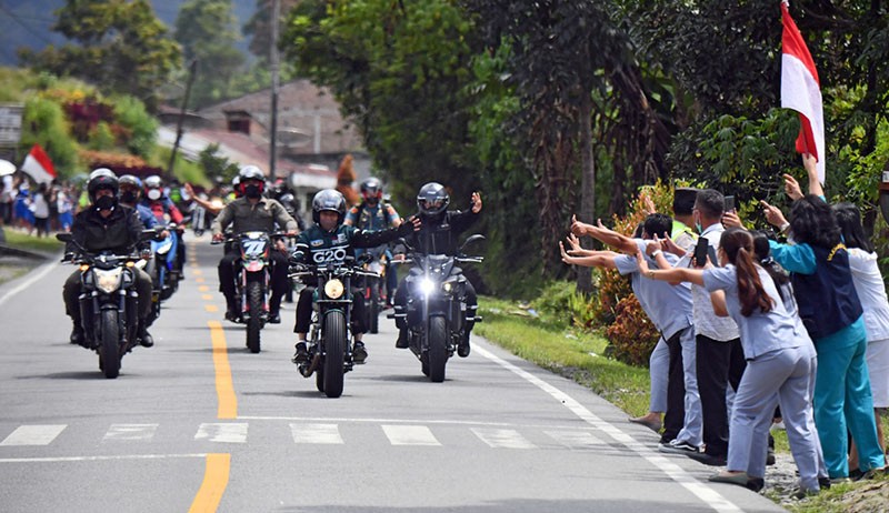 Gaya Jokowi Naik Motor ke Parapat, Disambut Antusias Warga di Pinggir Jalan - Bagian 1
