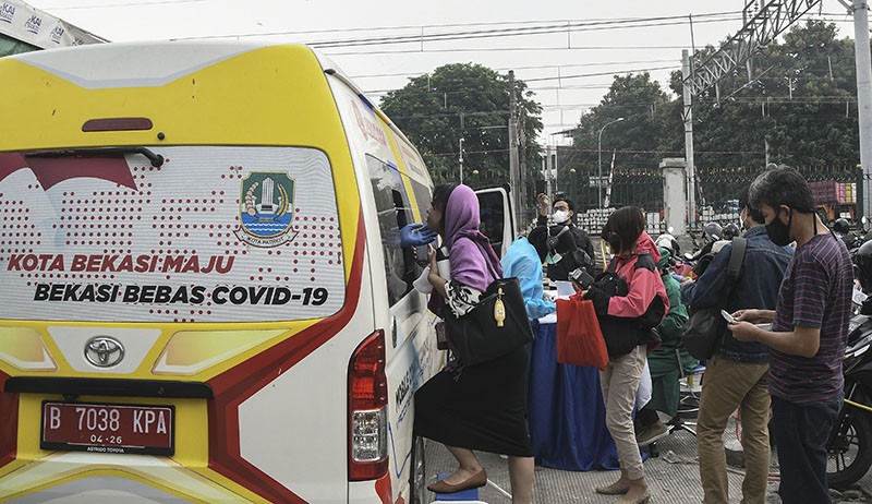 Lacak Penyebaran Covid-19, Puluhan Penumpang KRL Jalani Swab Test Antigen - Bagian 2