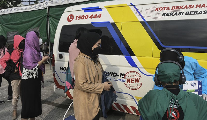 Lacak Penyebaran Covid-19, Puluhan Penumpang KRL Jalani Swab Test Antigen - Bagian 3