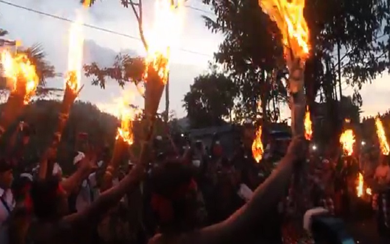 Tradisi Unik di Bali, 2 Warga Desa Duda Perang Pakai Api untuk Bersihkan Alam Semesta