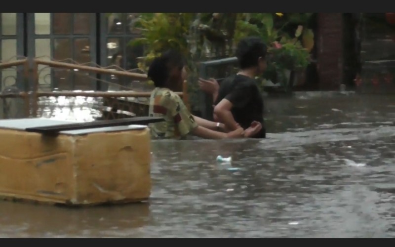 Bukit Tinggi Diterjang Banjir, Sejumlah Warga Terpaksa Mengungsi