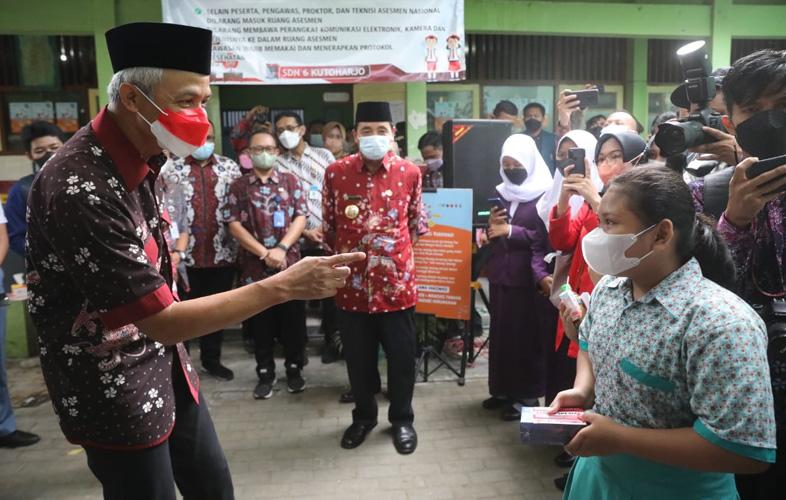 Cekatan Jawab Pertanyaan soal Vaksin, Siswa SD Ini Dapat HP Baru dari Ganjar