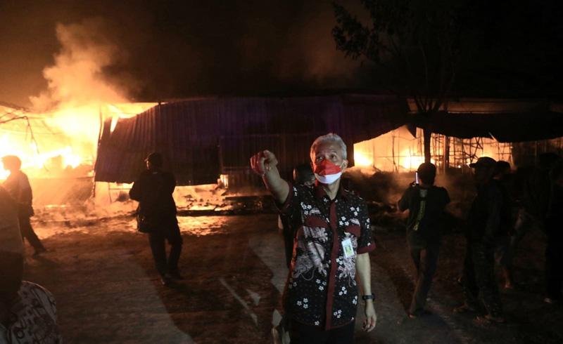 title Relokasi Pasar Johar Terbakar, Ganjar Teriaki Warga agar Minggir Beri Jalan Pemadam Relokasi Pasar Johar Terbakar, Ganjar Teriaki Warga agar Minggir Beri Jalan Pemadam