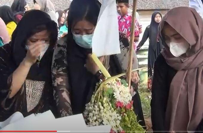 Isak Tangis Keluarga Iringi Pemakaman Jenazah Melanie Safitri Korban Bentrokan Sorong