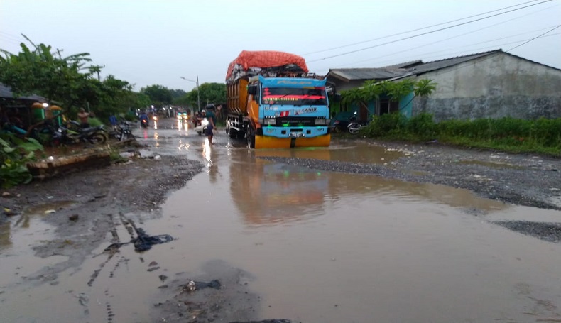 Jalan ke TPA Sarimukti KBB Rusak Parah, Warga Ancam Tutup Akses