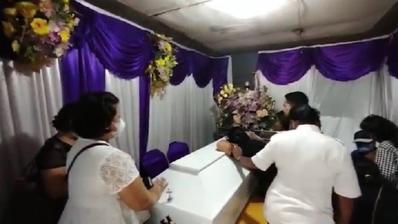 Jenazah Ridwan Doodoh Korban Bentrokan Sorong Tiba di Rumah Duka, Keluarga Menangis Histeris 