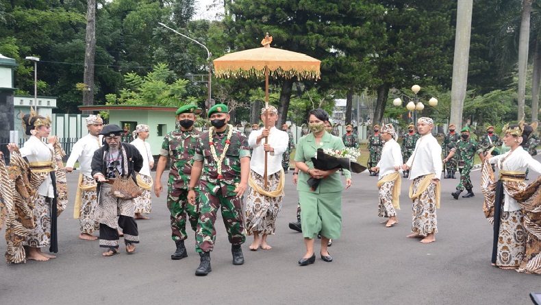 Kesenian Sunda Ki Lengser Sambut Pangdam Siliwangi Mayjen TNI Kunto dan Istri  