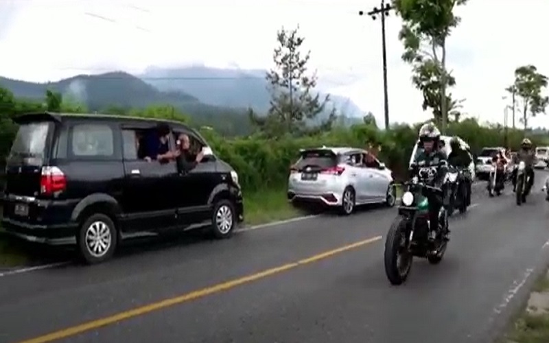 Penampakan Deretan Pengendara Mobil Minggir Tunggu Jokowi lewat Naik Motor