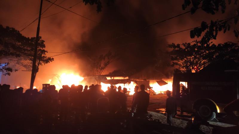 Kompleks Relokasi Pasar Johar Semarang Terbakar Hebat