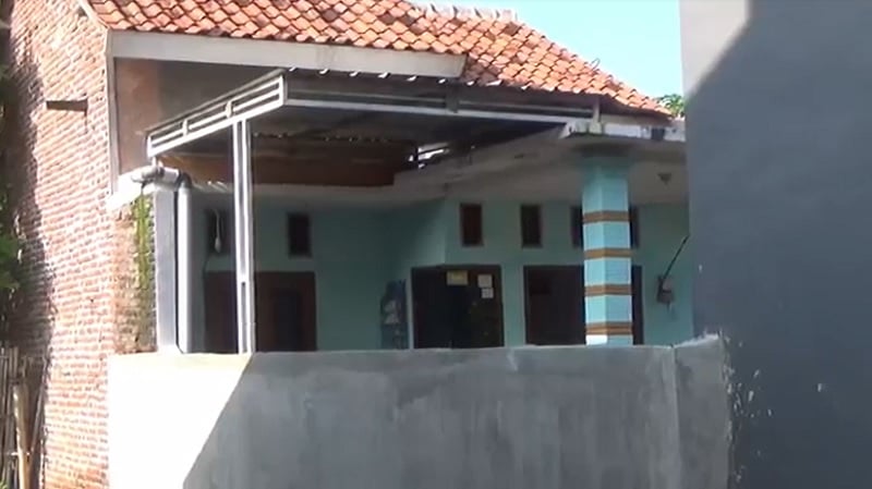 title Gegara Status Medsos, Rumah Warga di Probolinggo Ditutup Pagar Tembok Tetangga Gegara Status Medsos, Rumah Warga di Probolinggo Ditutup Pagar Tembok Tetangga