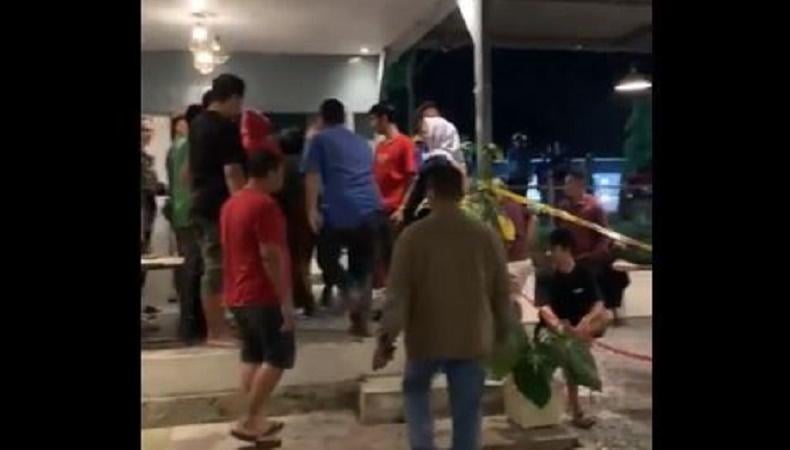 title Viral Aksi Brutal Gadis Cantik Tikam 2 Pengunjung Kafe di Kendari, Dipicu Saling Ejek Viral Aksi Brutal Gadis Cantik Tikam 2 Pengunjung Kafe di Kendari, Dipicu Saling Ejek