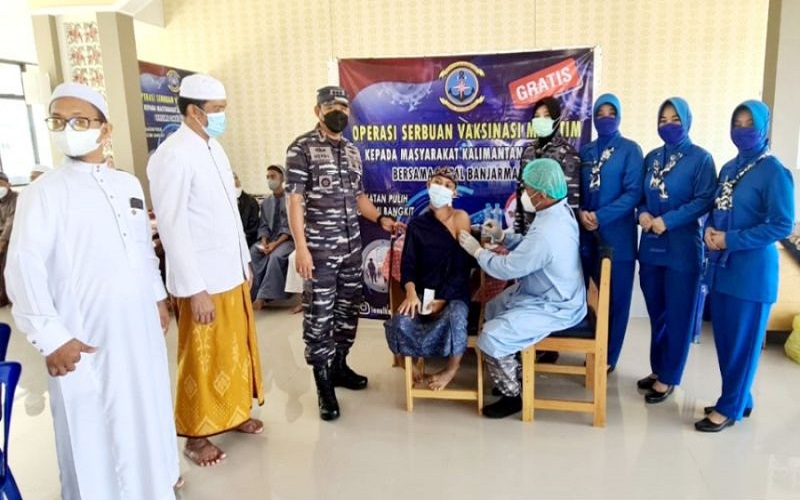 title TNI AL Suntikkan Vaksin Booster untuk Santri Ponpes di Kalsel TNI AL Suntikkan Vaksin Booster untuk Santri Ponpes di Kalsel