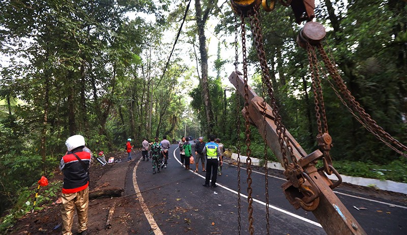 Mobil Wisatawan Masuk Jurang 50 Meter di Lereng Gunung Ijen, 2 Orang Tewas - Bagian 1