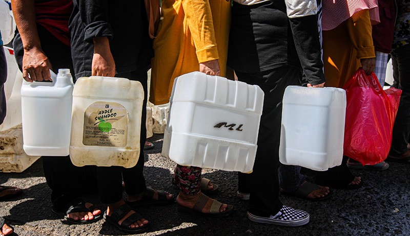 Antrean Panjang Pedagang Beli Minyak Goreng Murah Rp10.500 per Liter - Bagian 3