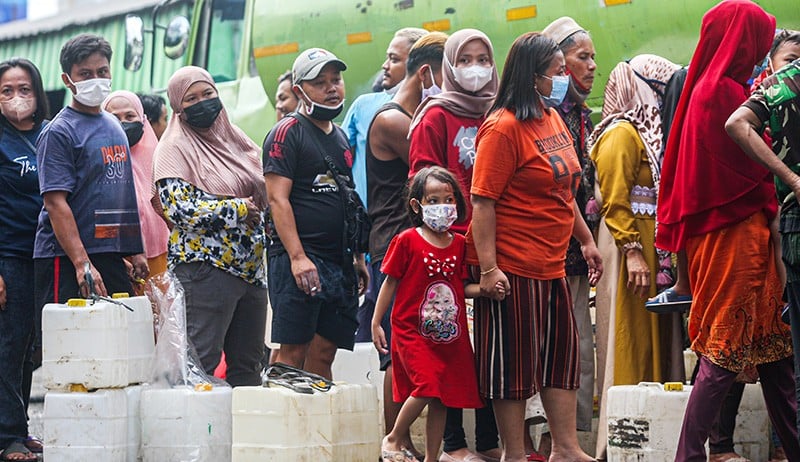 Antrean Panjang Pedagang Beli Minyak Goreng Murah Rp10.500 per Liter - Bagian 2