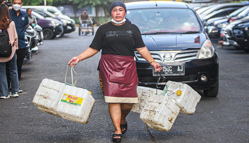 Antrean Panjang Pedagang Beli Minyak Goreng Murah Rp10.500 per Liter - Bagian 4