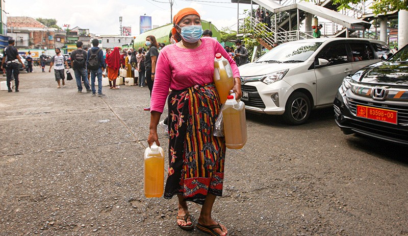 Antrean Panjang Pedagang Beli Minyak Goreng Murah Rp10.500 per Liter - Bagian 5