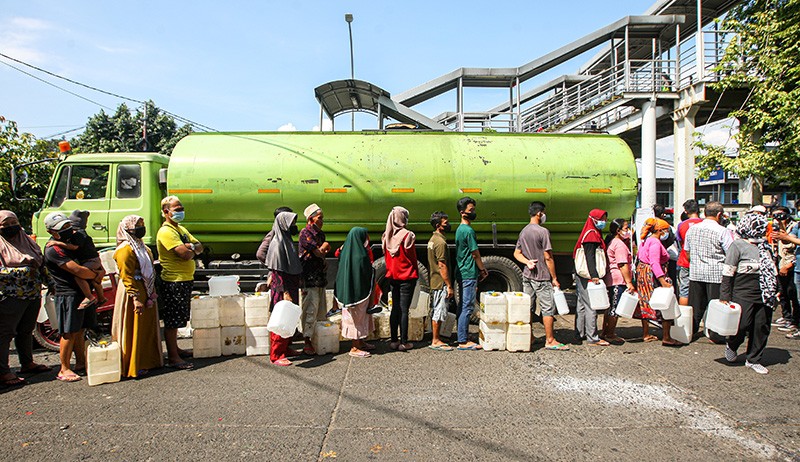 Antrean Panjang Pedagang Beli Minyak Goreng Murah Rp10.500 per Liter - Bagian 1