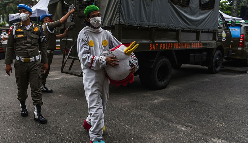 Puluhan Badut-Manusia Silver Kena Razia Satpol PP Palembang - Bagian 5