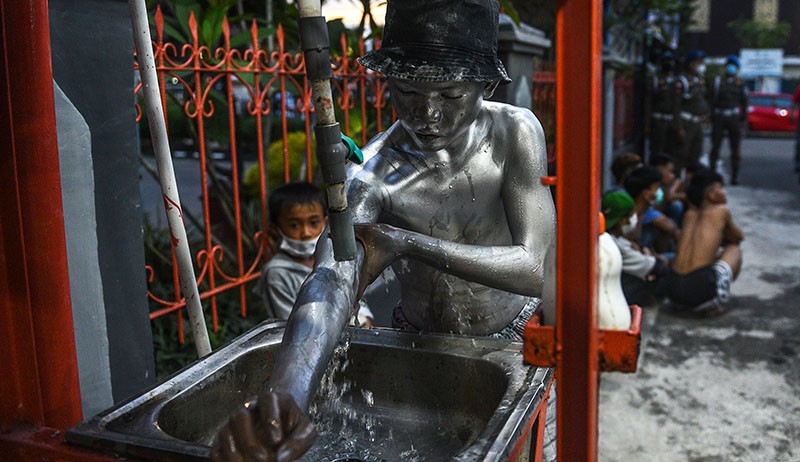 Puluhan Badut-Manusia Silver Kena Razia Satpol PP Palembang - Bagian 4