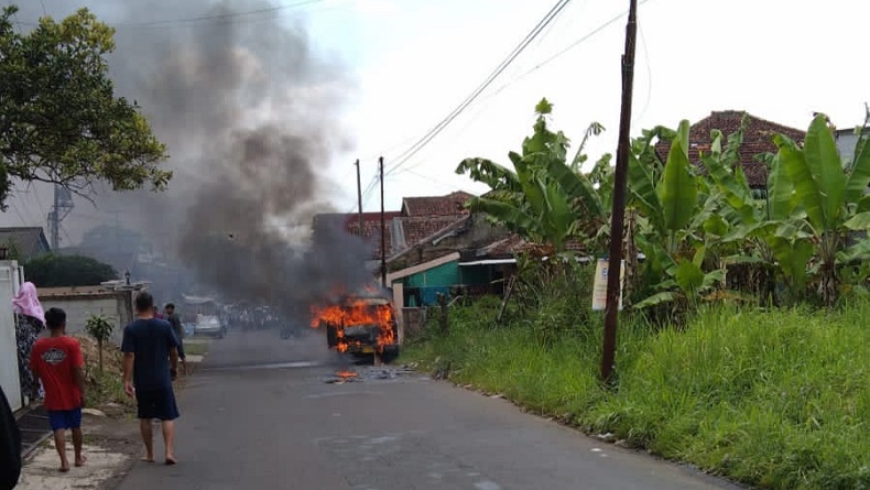 Angkot Jurusan Cisaat-Kadudampit Sukabumi Hangus Terbakar, Ini Dugaan Penyebabnya