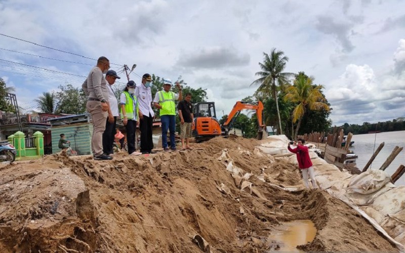 Hujan Deras, Geobag Penahan Banjir di Kampung Ladang Sintang Kalbar Jebol