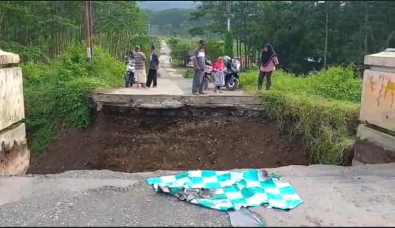 Jembatan Sungai Gintung Tegal Putus Diterjang Banjir Bandang