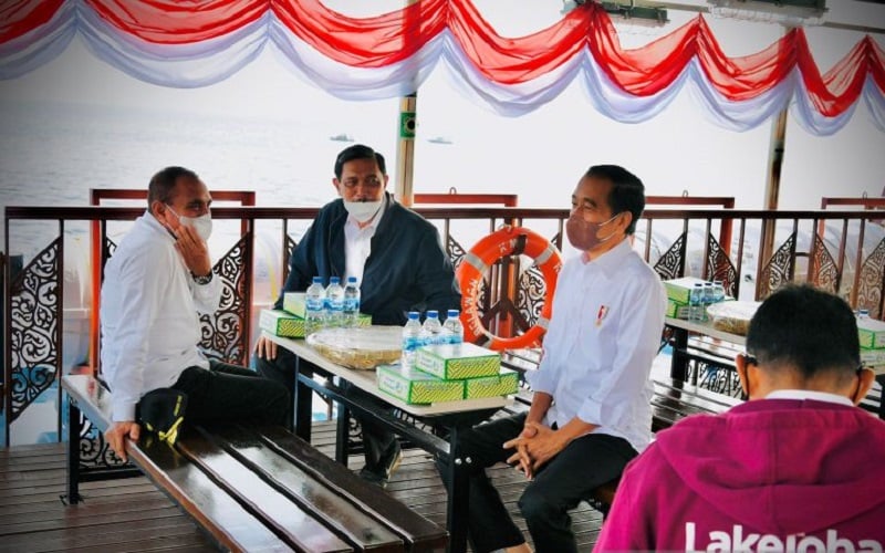 title Jokowi Naik Helikopter Super Puma TNI AU ke Humbahas Jokowi Naik Helikopter Super Puma TNI AU ke Humbahas