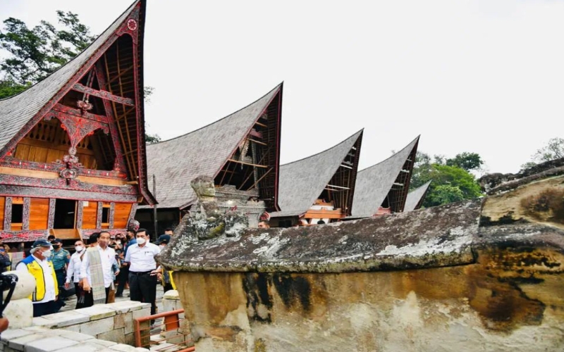title Sambangi Kampung Ulos Huta Raja, Jokowi: Atap Rumah Bolon Sudah Diperbarui Sambangi Kampung Ulos Huta Raja, Jokowi: Atap Rumah Bolon Sudah Diperbarui