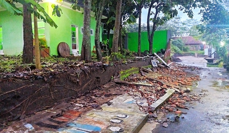 title Hujan Deras Disertai Angin Kencang Robohkan Tembok 3 Meter di Malang, 1 Warga Tewas Hujan Deras Disertai Angin Kencang Robohkan Tembok 3 Meter di Malang, 1 Warga Tewas