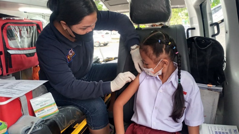 Genjot Vaksinasi di Minahasa, Polisi Antar Jemput Warga ke Gerai Vaksin