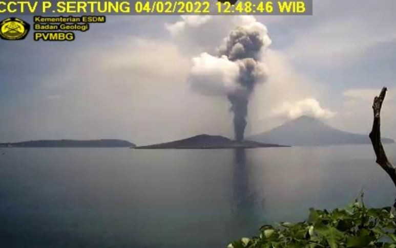 Gunung Anak Krakatau 3 Kali Erupsi Muntahkan Abu Vulkanik 1 Km, Warga Dengar Suara Dentuman