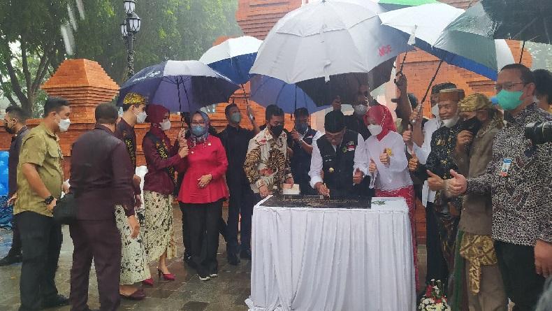 Diguyur Hujan Deras, Ridwan Kamil Resmikan Alun-alun Sangkala Buana Kasepuhan Cirebon