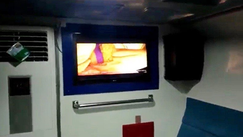 Film Porno Diputar di Kapal, Penumpang Kaget hingga Tutup Mata