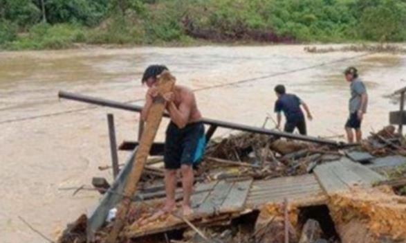 title Banjir Bandang-Longsor Terjang Sintang Kalbar, 1 Bocah Tewas Terseret Arus Banjir Bandang-Longsor Terjang Sintang Kalbar, 1 Bocah Tewas Terseret Arus