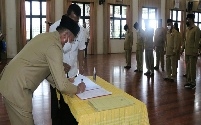 Beredar Foto Deretan Mantan Kadis Tertunduk saat Dilantik Jadi Pejabat Kecamatan