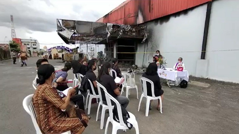 title Misa Arwah Umat Katolik Digelar di Depan Klub Malam Double O, Doakan 17 Korban Pembakaran Misa Arwah Umat Katolik Digelar di Depan Klub Malam Double O, Doakan 17 Korban Pembakaran