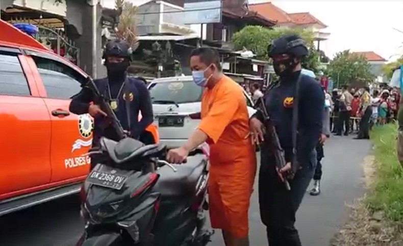 title Suami Bacok Selingkuhan Istri hingga Tewas Peragakan 35 Adegan saat Rekonstruksi Suami Bacok Selingkuhan Istri hingga Tewas Peragakan 35 Adegan saat Rekonstruksi